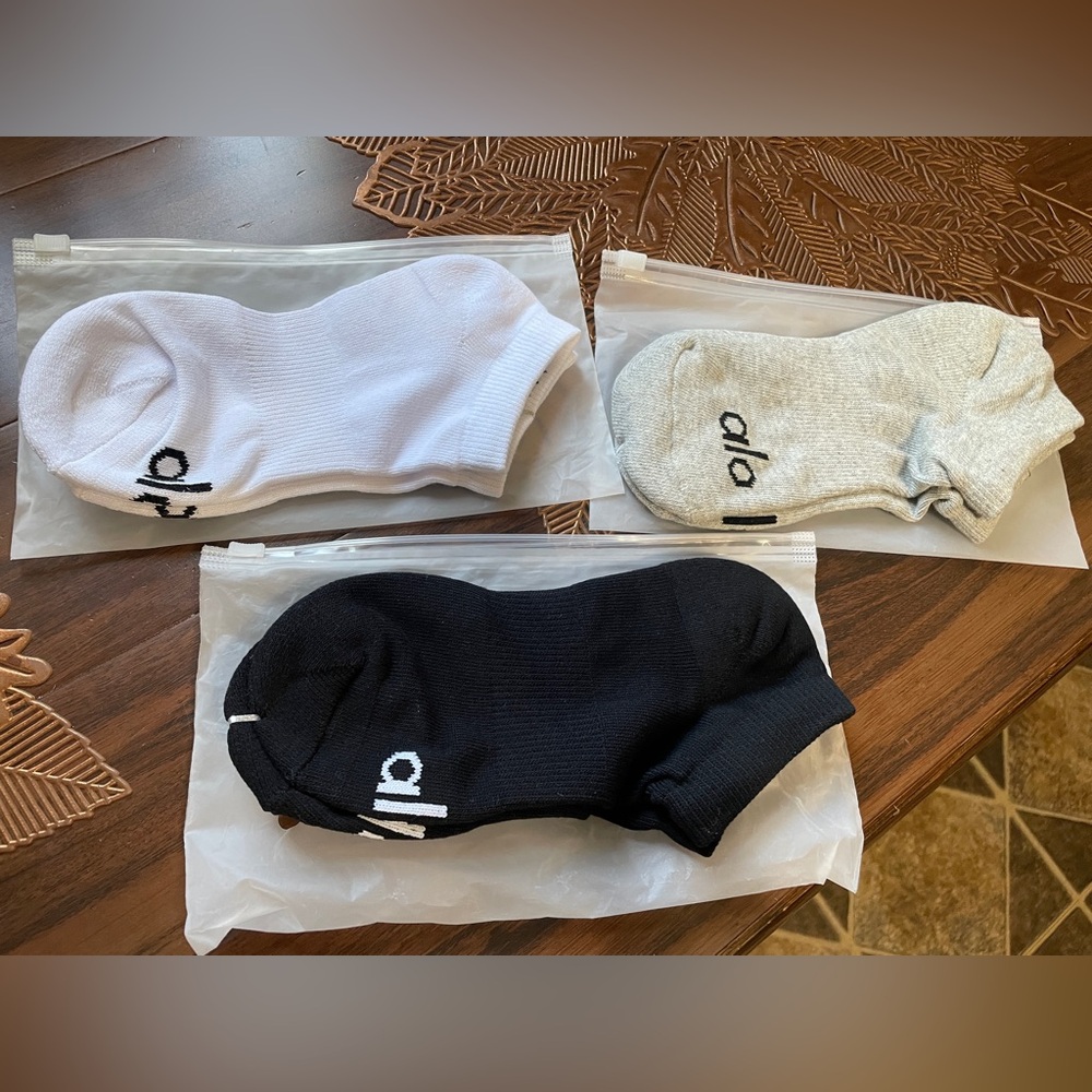 ALO Yoga Women's Athletic Socks - Black, White, Gray